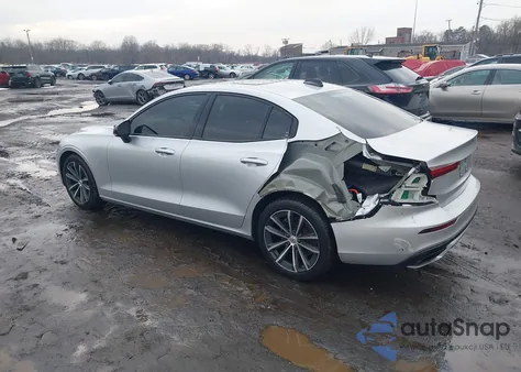 2022 Volvo S60 B5 Momentum z USA, uszkodzony, nr VIN 7JRL12TZ9NG162712